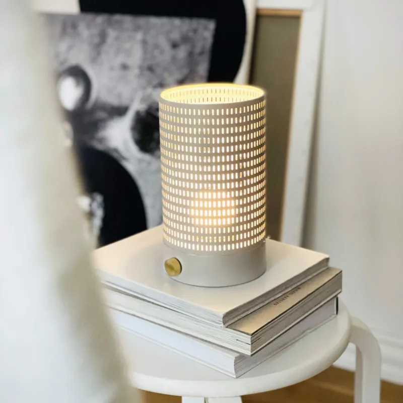 Premium Biała lampa stołowa Mesh LED wykonana z metalu