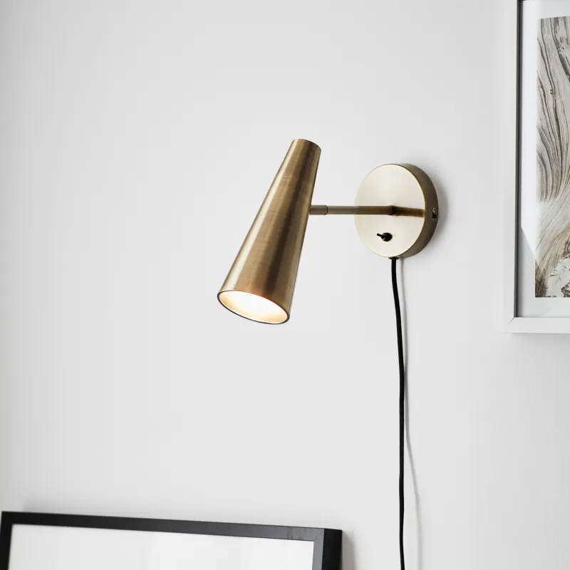 Premium Elegancka lampa ścienna Peak w mosiężnym kolorze