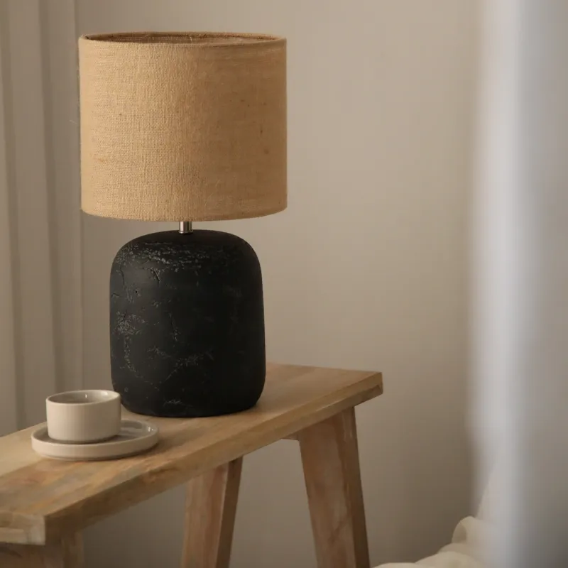 Betonowa lampa stołowa Montagna z abażurem Obniżka ceny